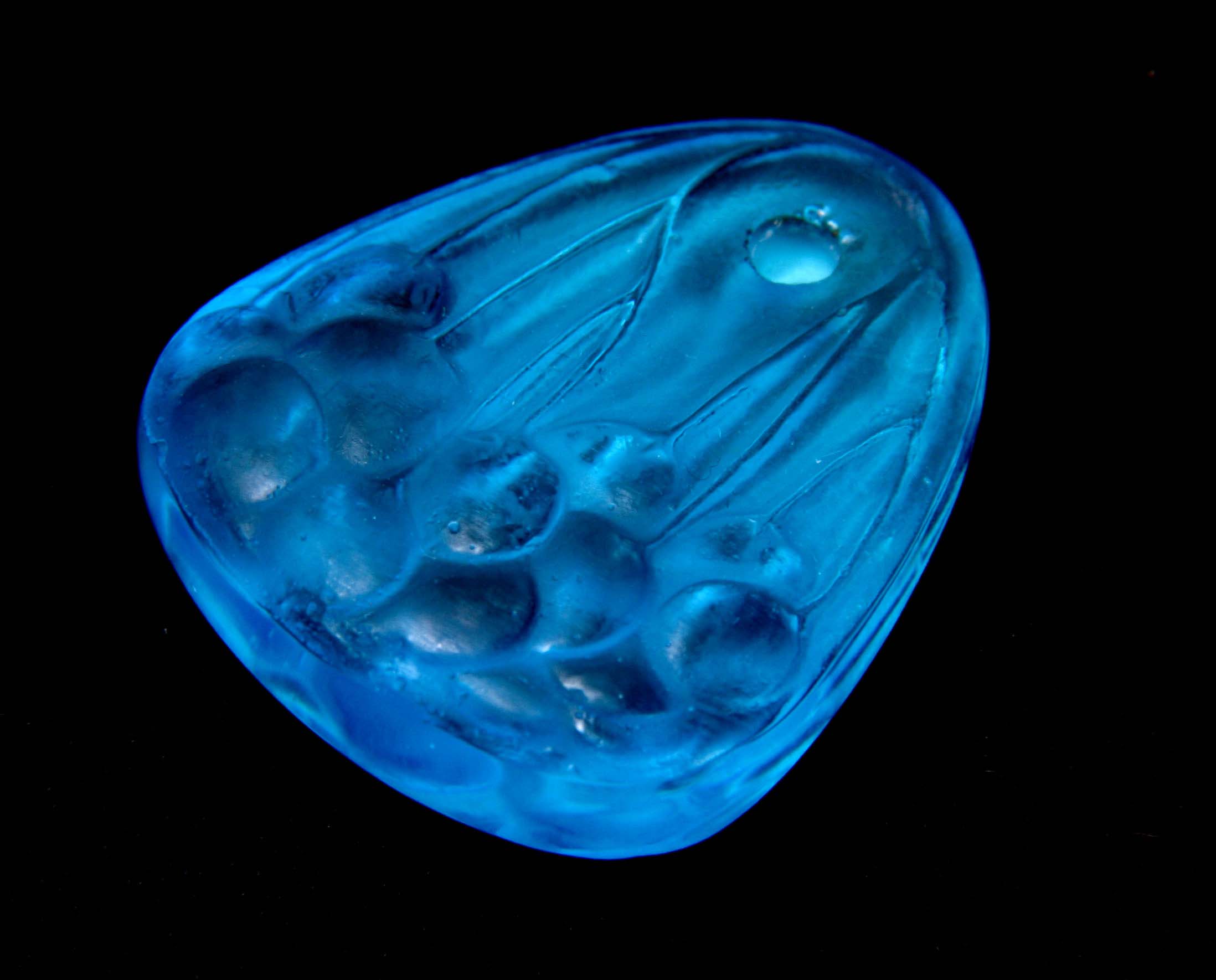 R LALIQUE A 'CERISES' ELECTRIC BLUE PENDANT 3.75cms high 3.25cms wide