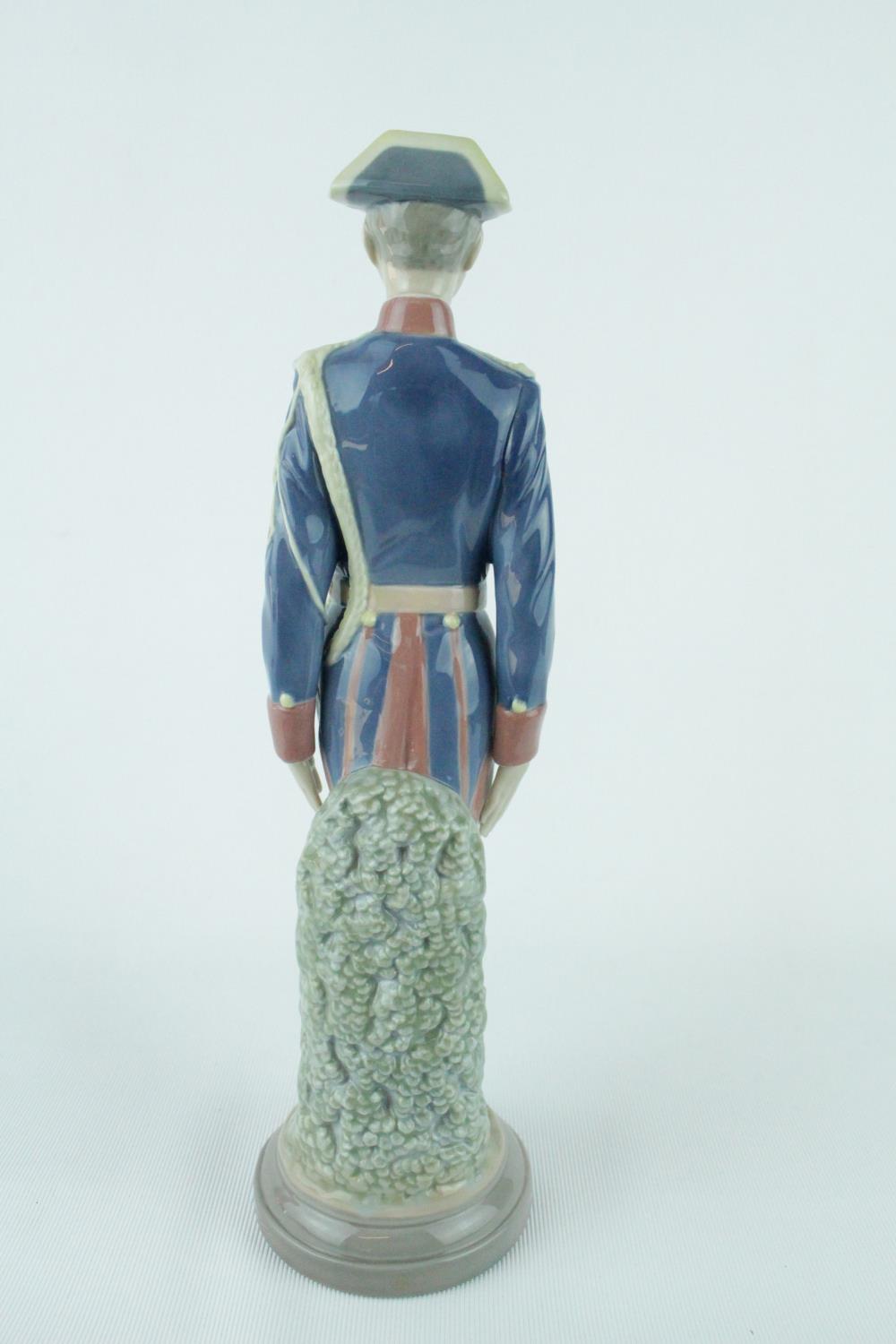 Lladro 'Civil Guard at Attention', Sculptor: Salvador Furió. Model 01005273, Introduced in 1985 - Image 3 of 8