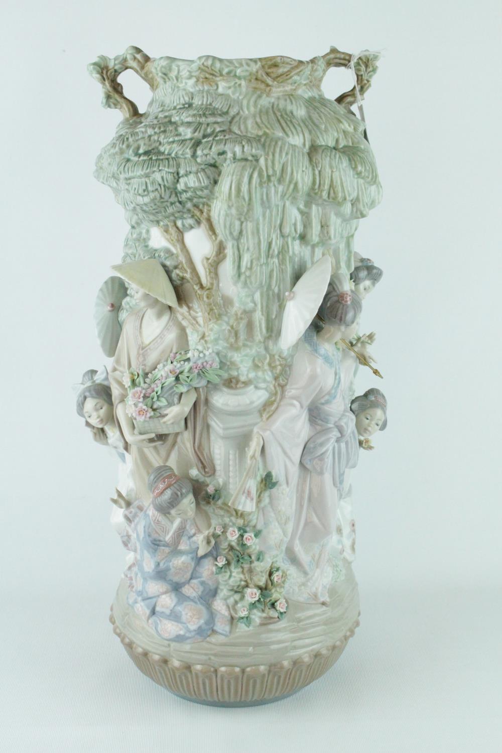 Lladro 'Japanese Vase', Elite Limited Edition 180 of 750, Sculptor: A Salvador Debon, Artist: V.