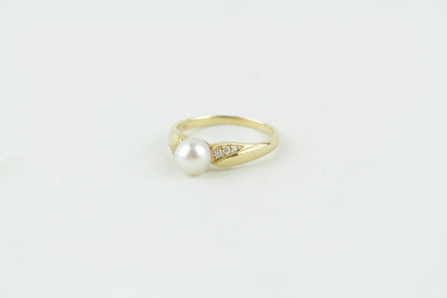 Ladies 18ct Gold Pearl peg set ring with Diamond se shoulders, 3.7g. Size R