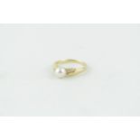 Ladies 18ct Gold Pearl peg set ring with Diamond se shoulders, 3.7g. Size R