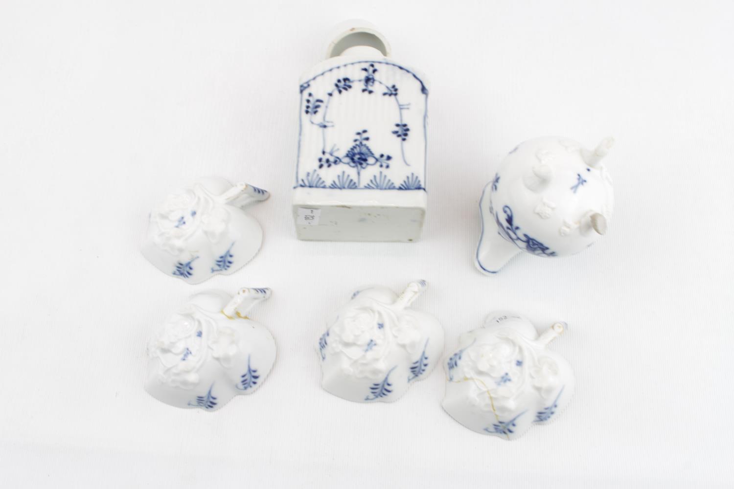 Set of 4 19thC Meissen Onion pattern Leaf shaped Salts of Blue Under-glaze decoration, Meissen - Image 3 of 3