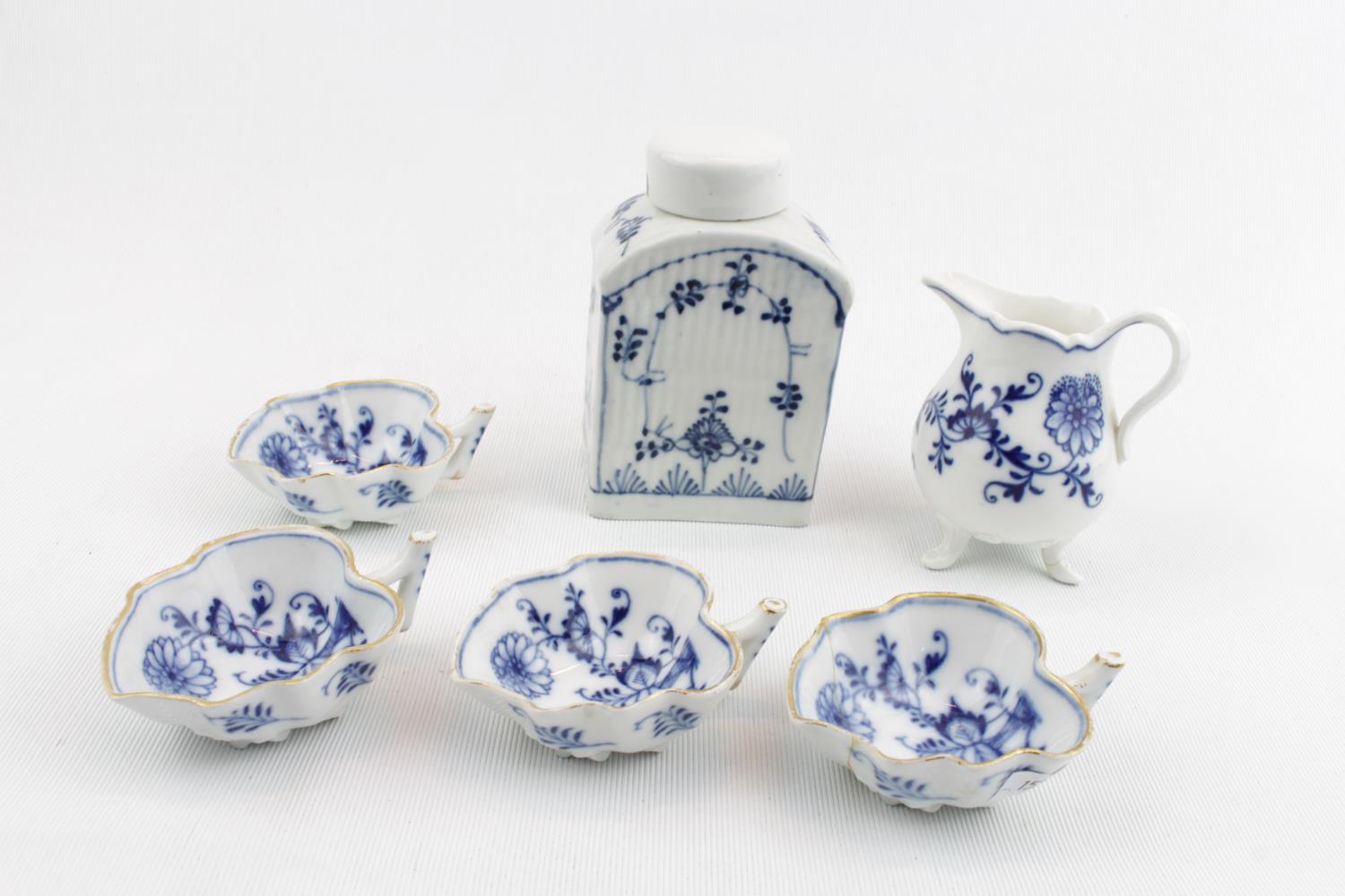 Set of 4 19thC Meissen Onion pattern Leaf shaped Salts of Blue Under-glaze decoration, Meissen - Image 2 of 3