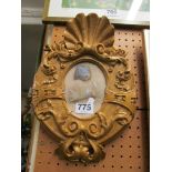 A photo Edwardian child in carved gilt shell frame