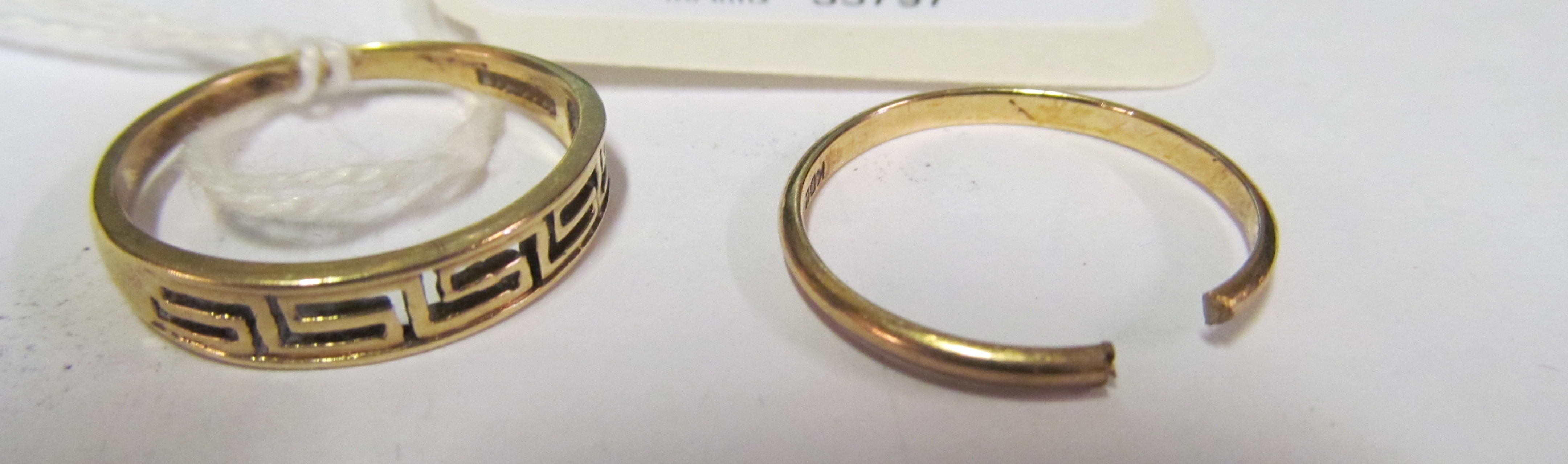 A 9ct gold band and 9ct gold band