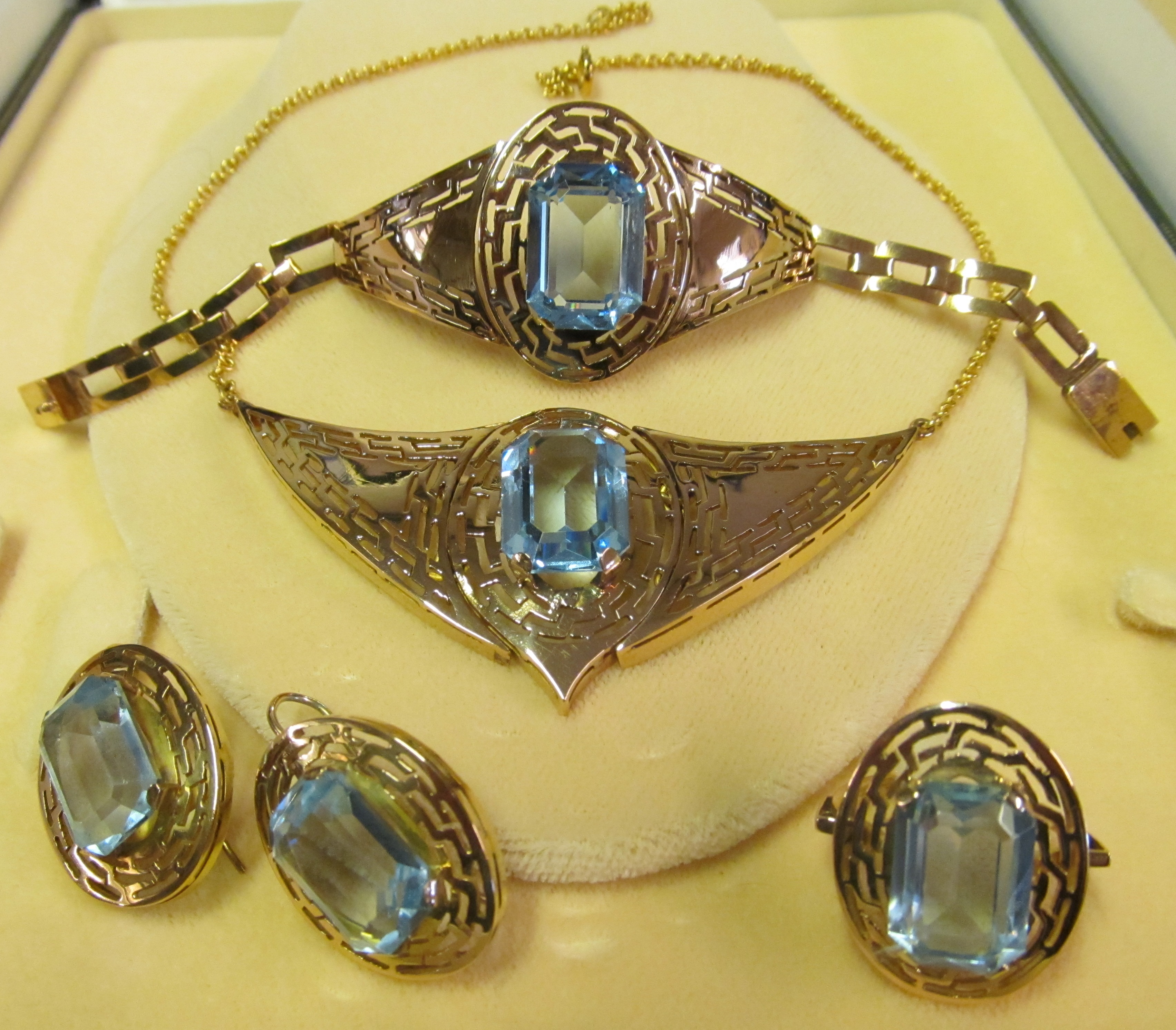 A foreign gold jewellery set with aquamarine stones; pair earrings, necklet, bracelet and ring