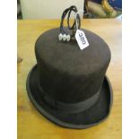 A hanging lamp as top hat