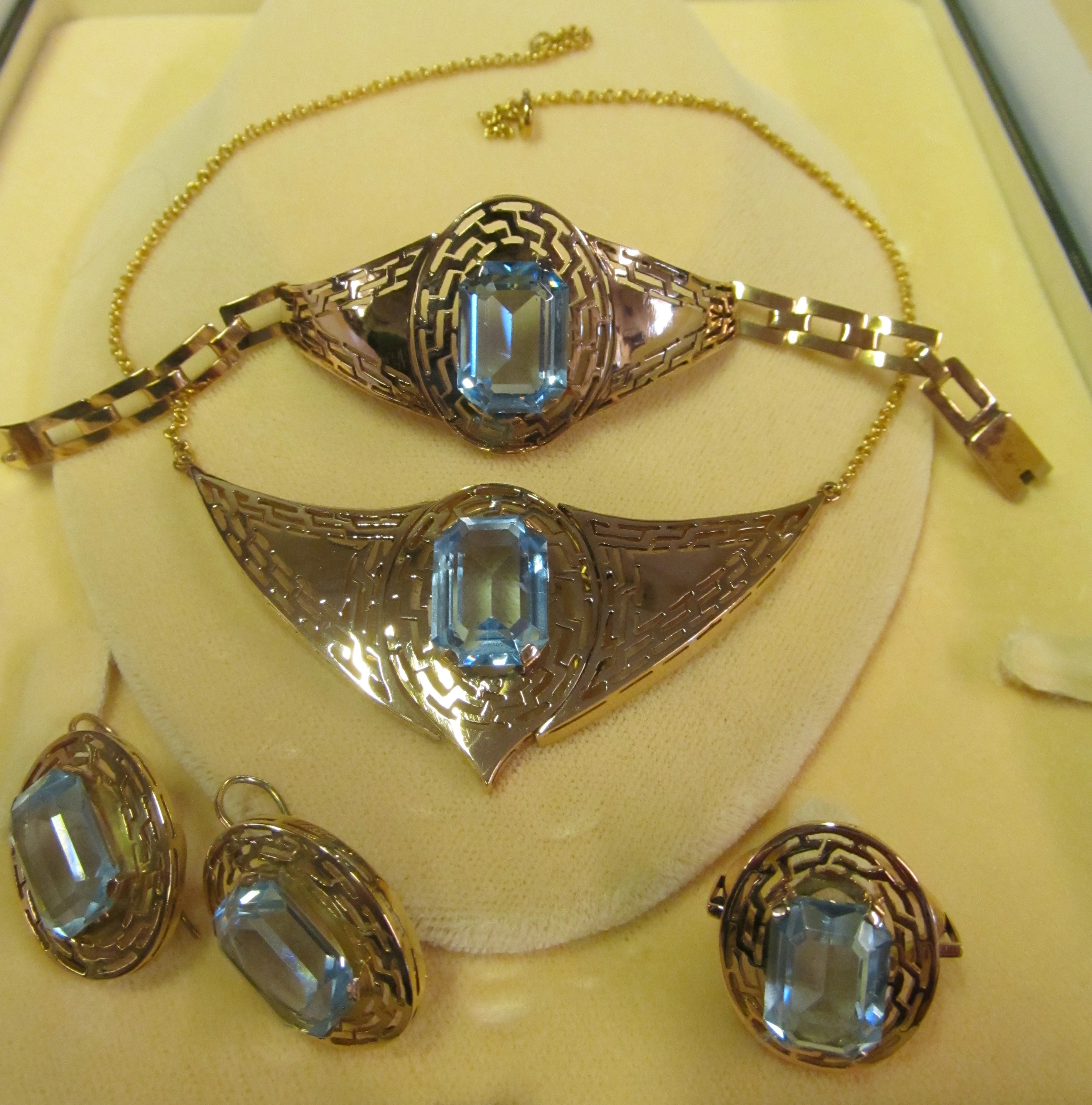 A foreign gold jewellery set with aquamarine stones; pair earrings, necklet, bracelet and ring - Image 2 of 2