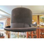 A hanging lamp as top hat