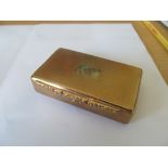 A 9ct gold engine turned snuff box with floral lip to lid