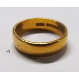 A 22ct gold wedding band 7.1gms
