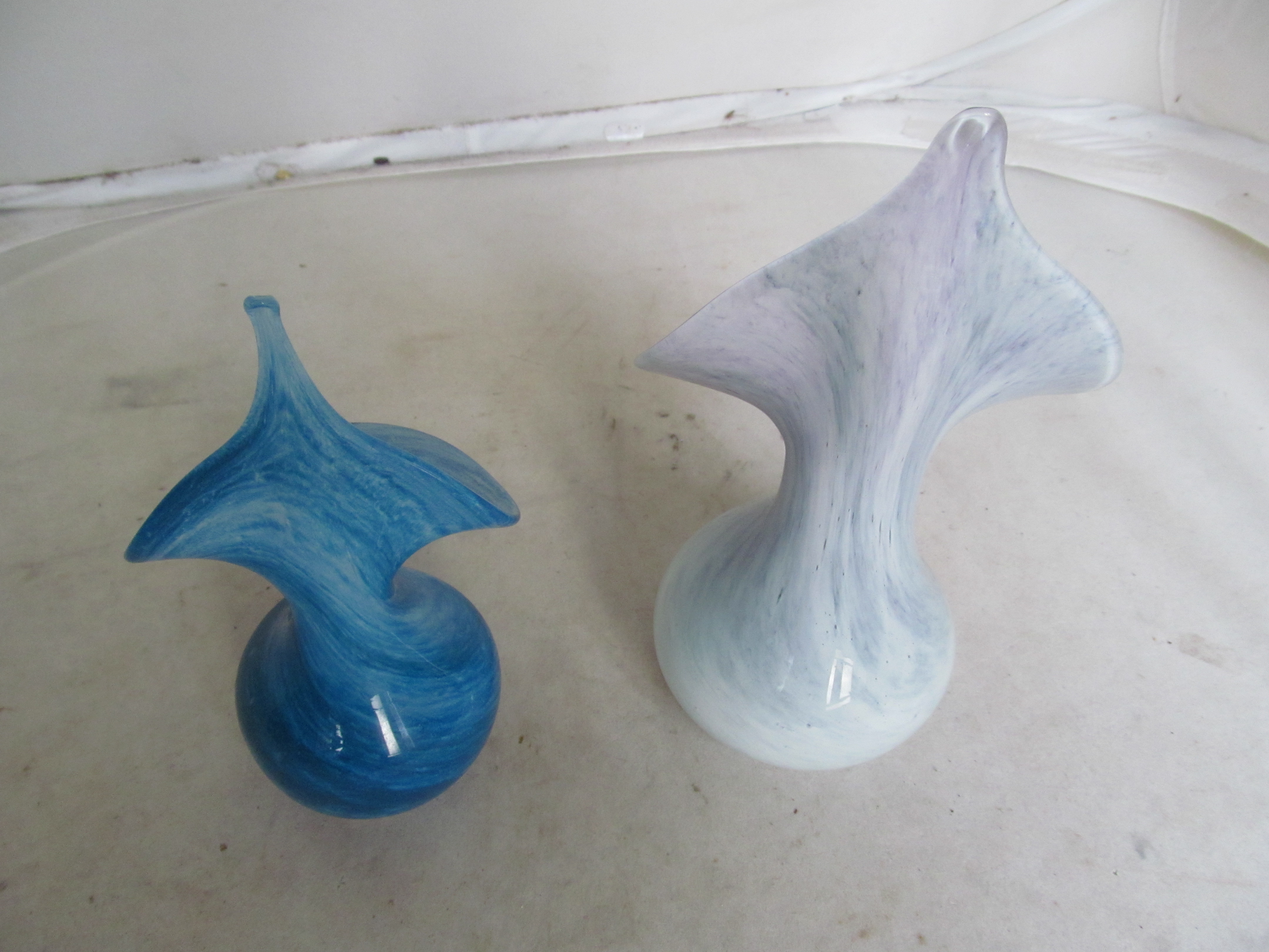 Various glass tulip shaped vases - Image 5 of 7