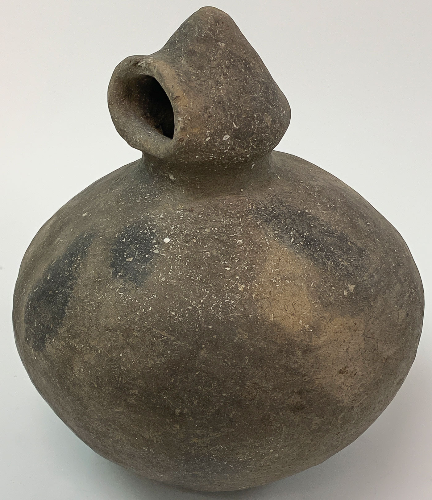 A COLLECTION OF FOUR POTTERY VESSELS - Image 2 of 8