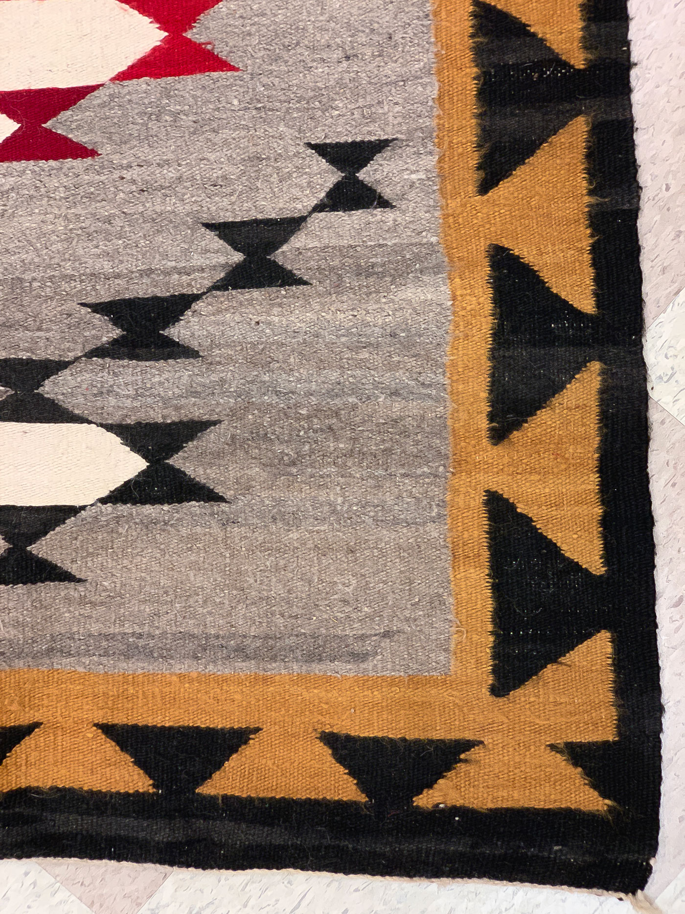 A NAVAJO ROOM SIZE GANADO RUG - Image 5 of 8