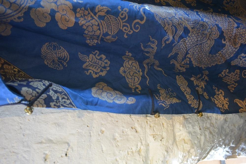 A Chinese Embroidered Kimono decorated with serpents amongst waves in gold thread upon a blue ground - Image 5 of 7