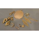 A Collection of 9 Carat Gold Jewellery to include an oval locket, 33.4 grammes