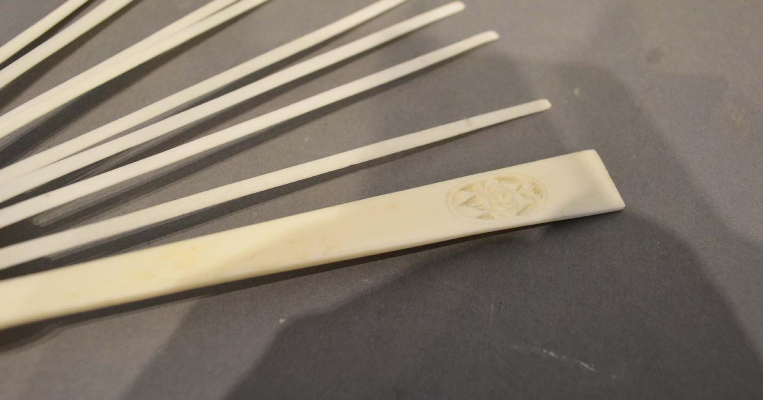 A Set of late 19th/Early 20th Century Carved Ivory Sticks and Guards for a Fan, the guards each - Image 2 of 2