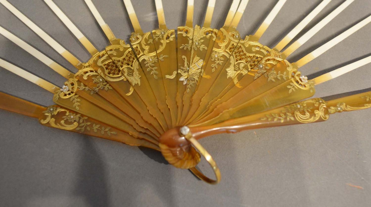 A Set of 19th Century Blonde Tortoiseshell Guards and Sticks for a Fan, the sticks and guards with - Image 2 of 3