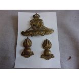British WWI Artillery Territorial Cap Badge and collar dog set (3), (Brass, lugs)