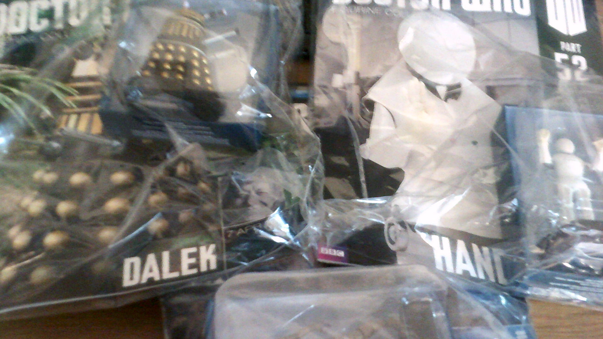 Dr Who-(3) original figures with magazines unopened