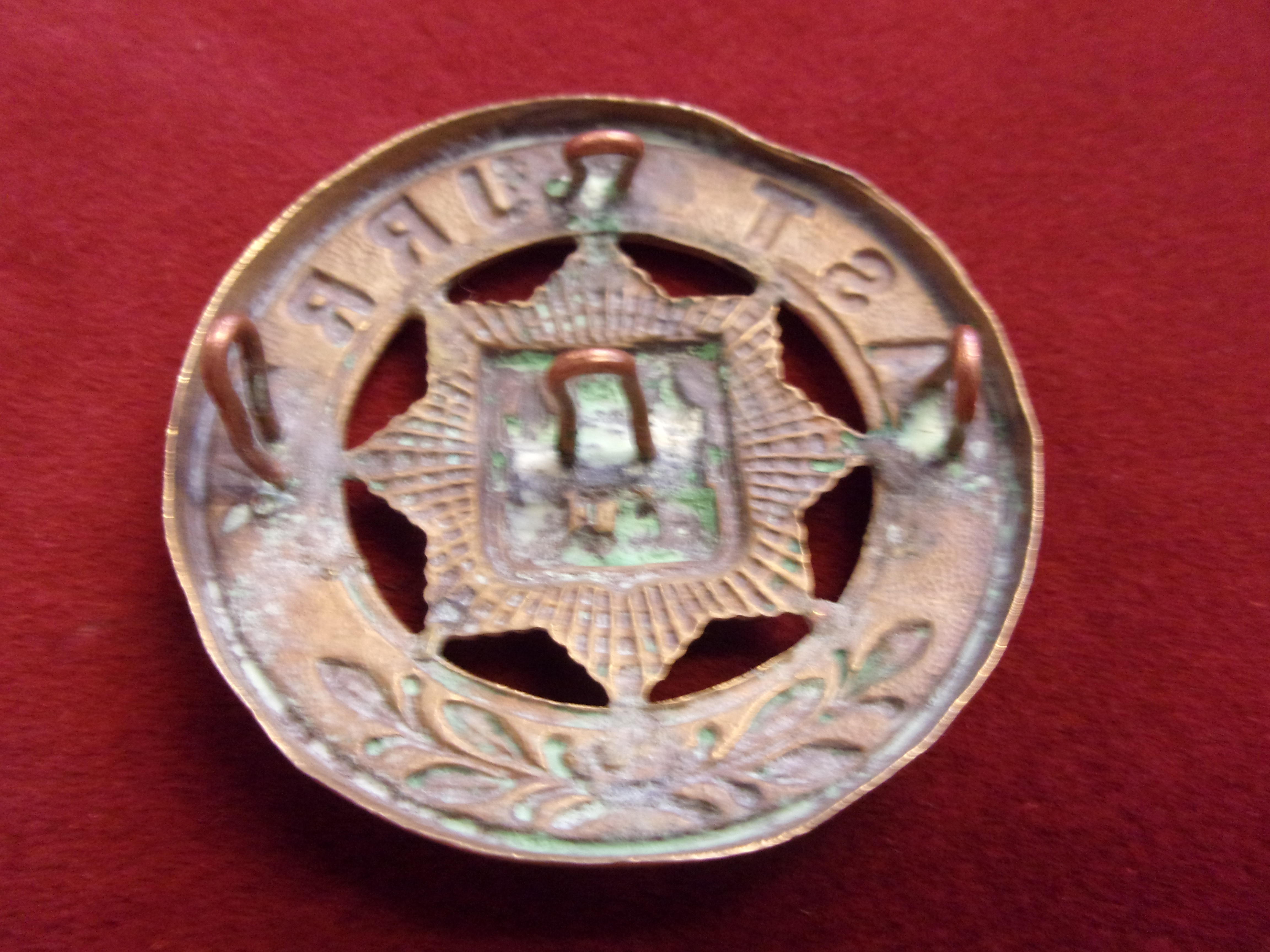 East Surrey Regiment Victorian Other Ranks Helmet Plate Centre 1881-1901 (Gilding-metal - Image 2 of 3