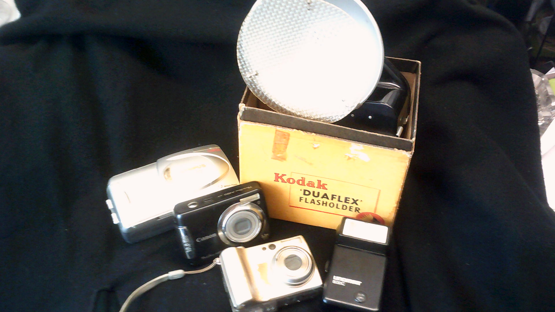 Camera's-(3) Cannon Power Shot A480-Olympus Digital C900, Nikon-Coolpix 5200 (1) flash unomat B20C- - Image 2 of 2