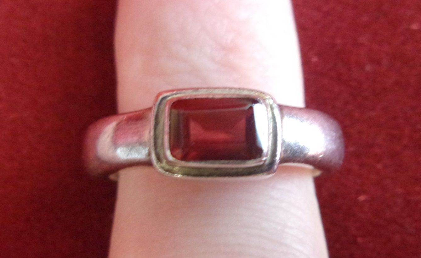 Silver Ring - Plain Bodied silver ring with rectangular red stone-ring size unknown - Image 2 of 2