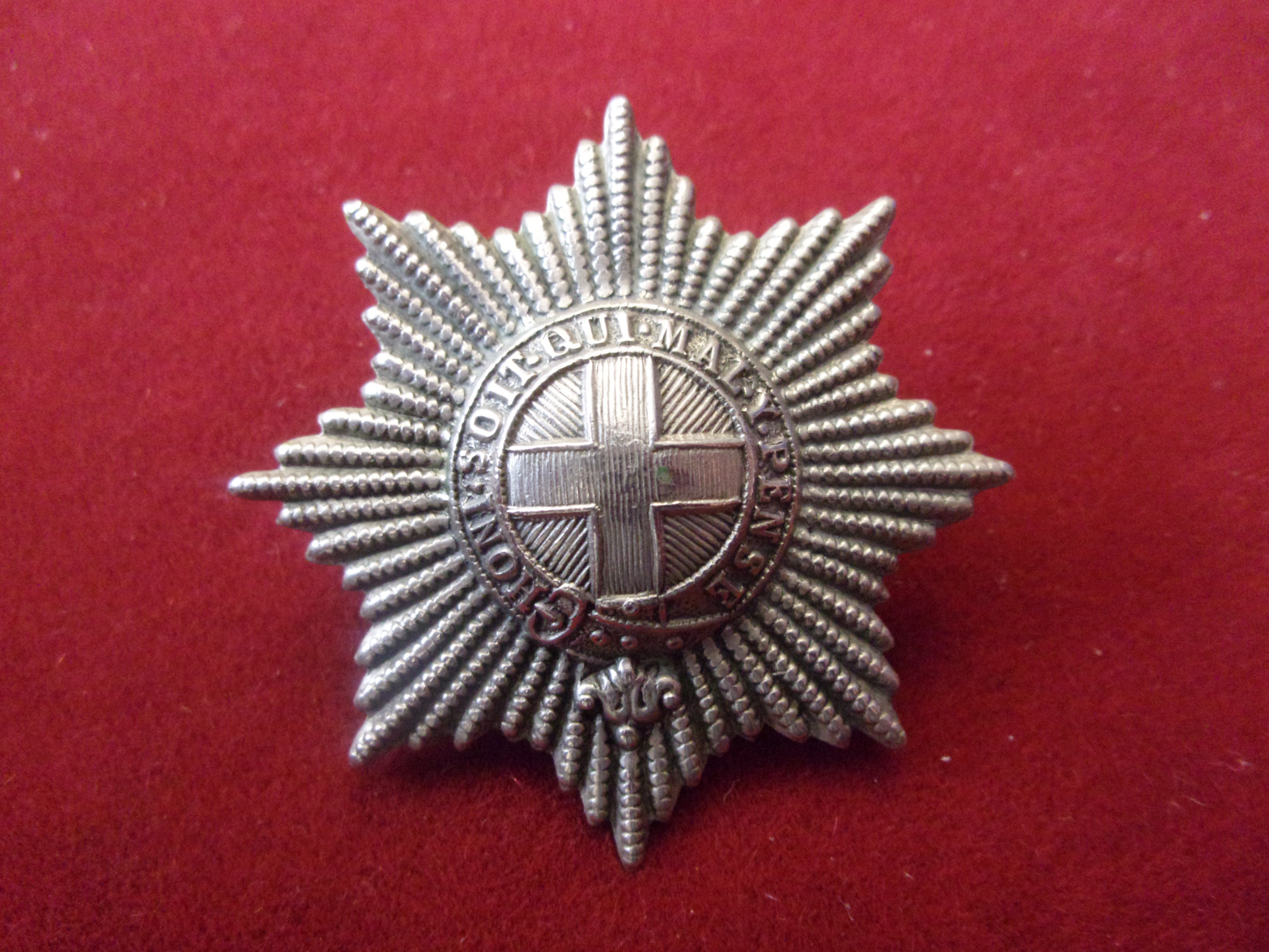 Coldstream Guards Warrant Officer or Staff Sergeants Puggaree Cap Badge: 1902 (White-metal) lugs,