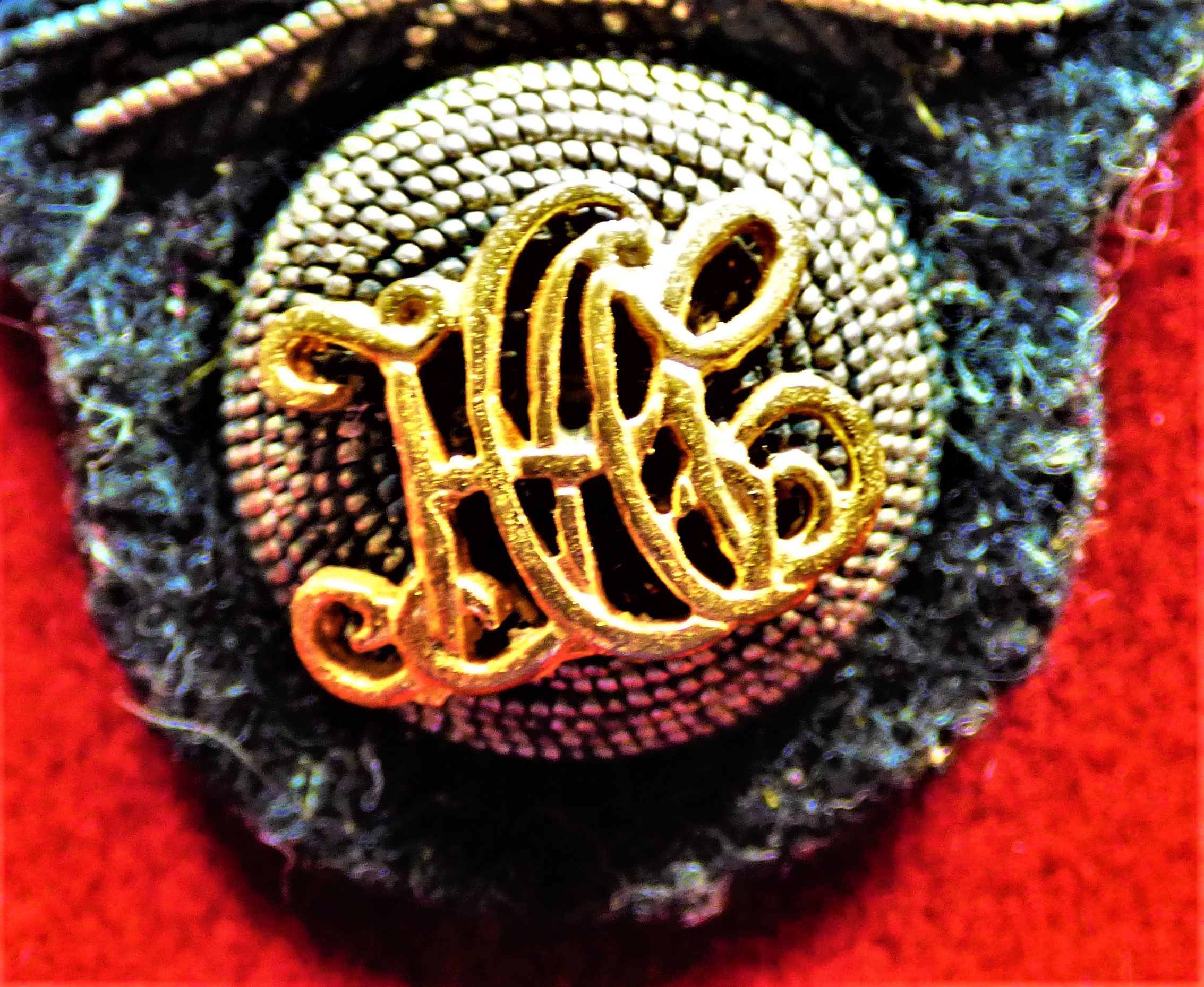 Honourable Artillery Company (Territorial Regiment) Officers Cap Badge (Braided-cloth and gilt), pin - Image 2 of 2