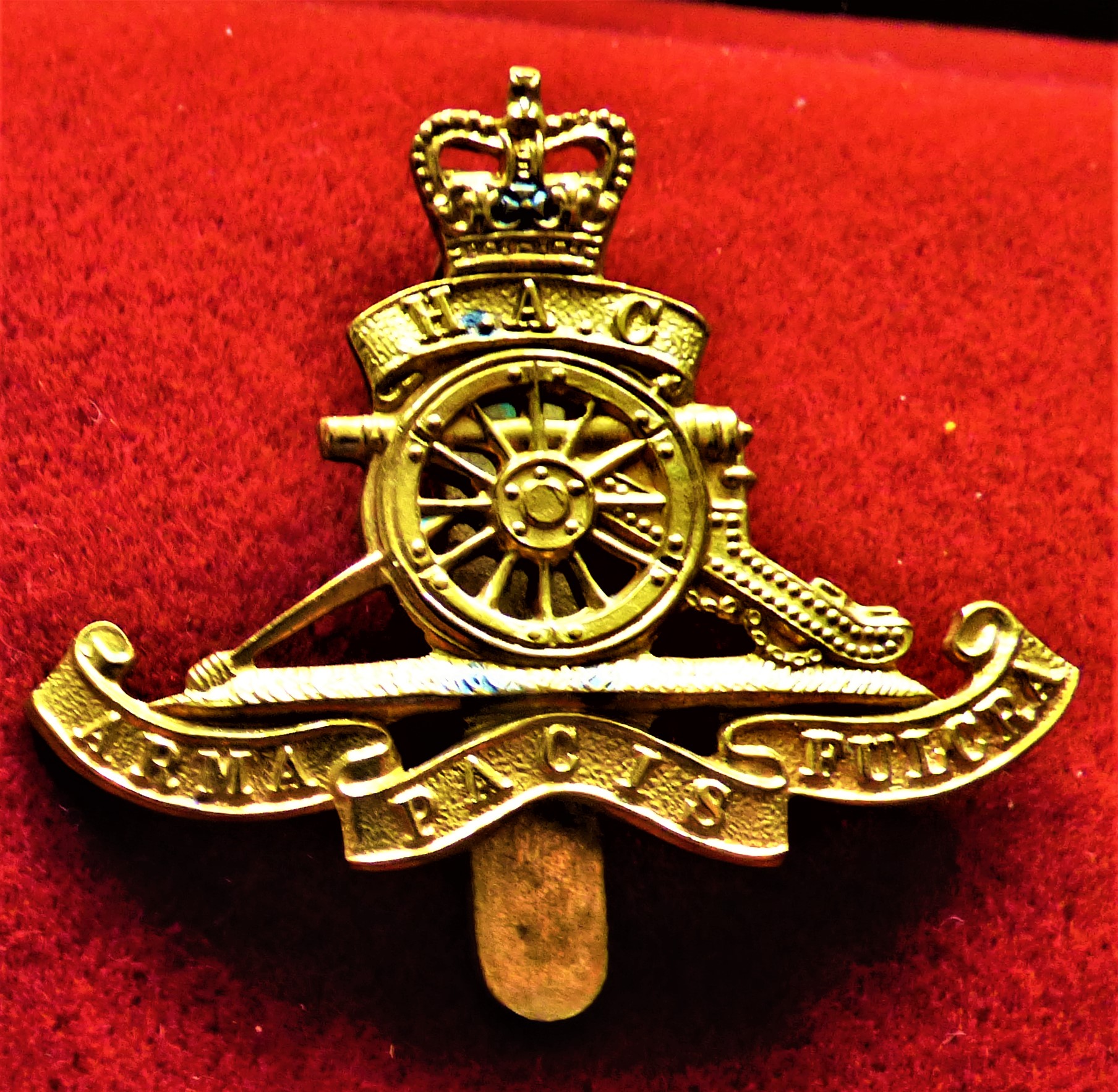 Honourable Artillery Company (Territorial Regiment) Beret Badge (Gilt), slider and made J.R.