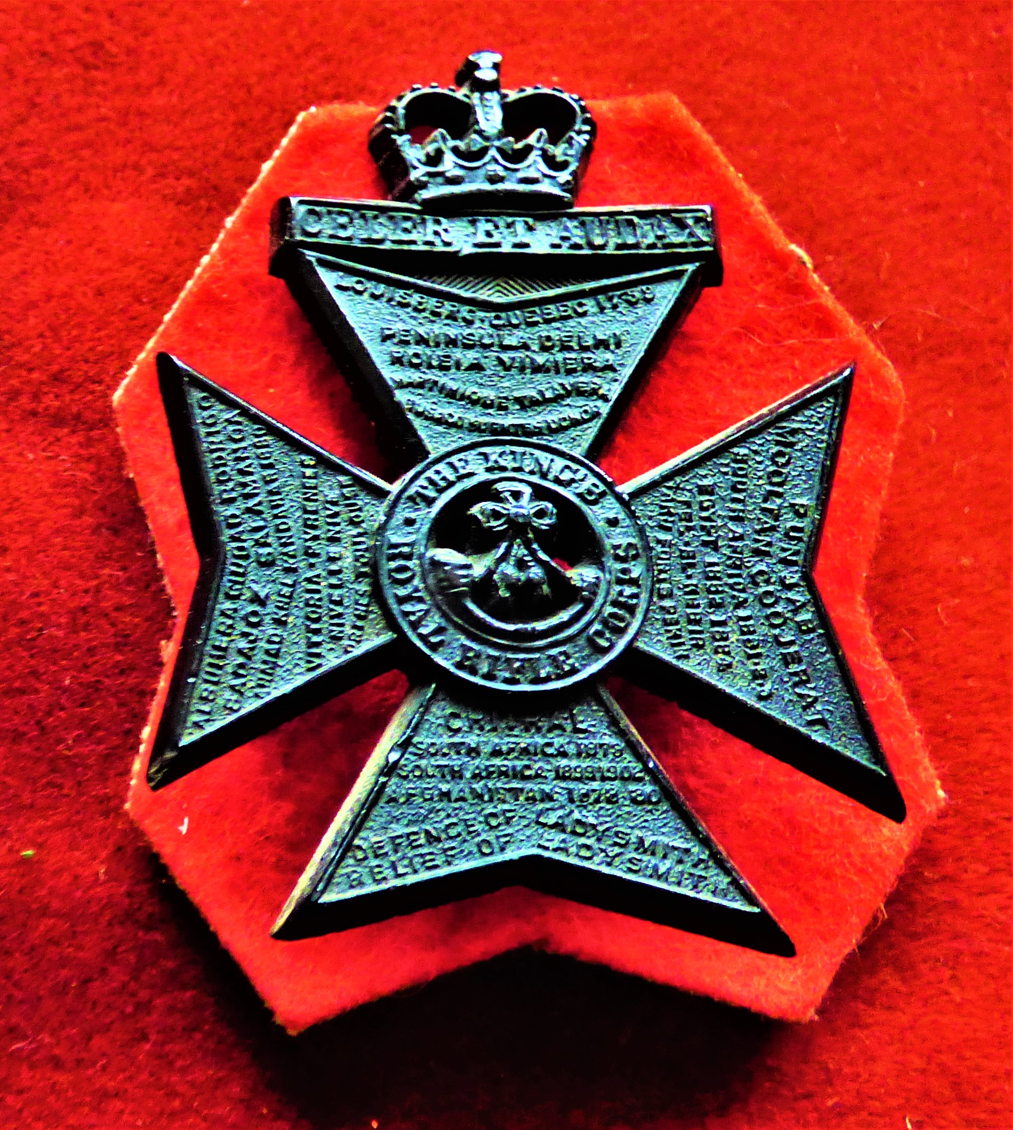 King's Royal Rifle Corps Forage EIIR Economy Plastic Cap Badge (Economy plastic with red felt