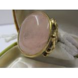 9ct YELLOW GOLD PINK QUARTZ STONE DRESS RING, size J/K