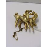 9CT YELLOW GOLD BROOCH IN FORM OF 2 FROLICKING HORSES, 12 grams