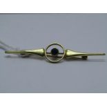 15ct YELLOW GOLD AND BLUE SAPPHIRE BAR BROOCH; 3 grms in weight
