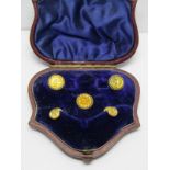 18ct GOLD COLLAR STUDS IN FITTED CASE; 5.1 grms.