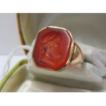 9ct GOLD GENTLEMAN'S SIGNET RING set with carnelian stone intaglio of Greco Roman bust, Chester