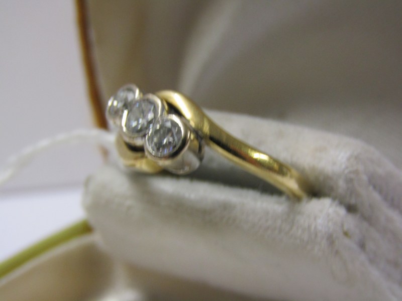 18ct YELLOW GOLD 3 STONE DIAMOND RING, 3 bright well matched diamonds of good colour and clairty, - Image 2 of 2