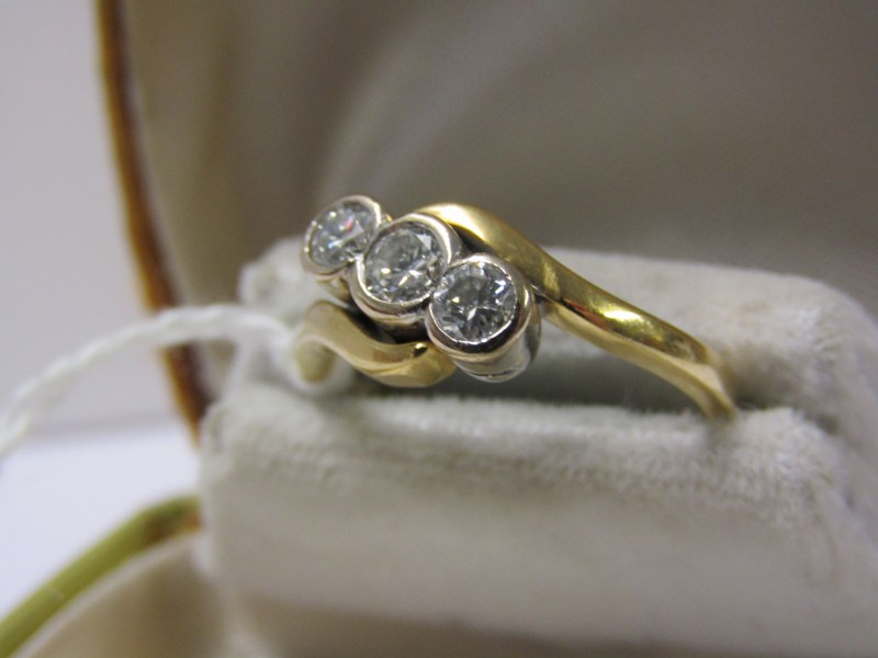 18ct YELLOW GOLD 3 STONE DIAMOND RING, 3 bright well matched diamonds of good colour and clairty,