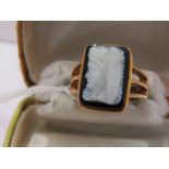18ct YELLOW GOLD SARDONYX SIGNET RING, black and white sardonyx hardstone carved with fine cameo,