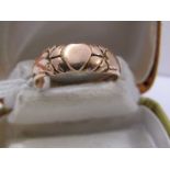 VINTAGE 9ct YELLOW GOLD CLADDAGH STYLE SWEETHEART RING, size R/S, 3.8 grams