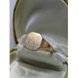 9CT GOLD GENTLEMANS SIGNET RING; 7.8 grms in weight, size T/U