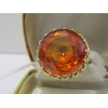 14ct YELLOW GOLD LARGE ORANGE STONE DRESS RING, size P