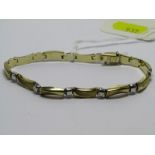 9ct GOLD TWO TONE YELLOW AND WHITE LINK BRACELET; 8.1 grms in weight