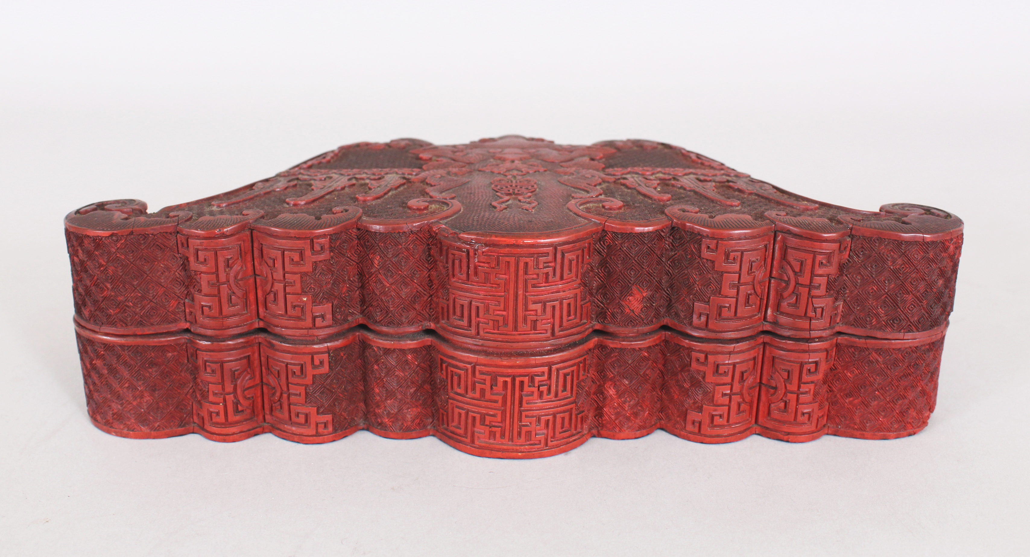 A GOOD QUALITY EARLY/MID 19TH CENTURY CHINESE CINNABAR LACQUER BAT-FORM BOX & COVER, with well - Image 3 of 7