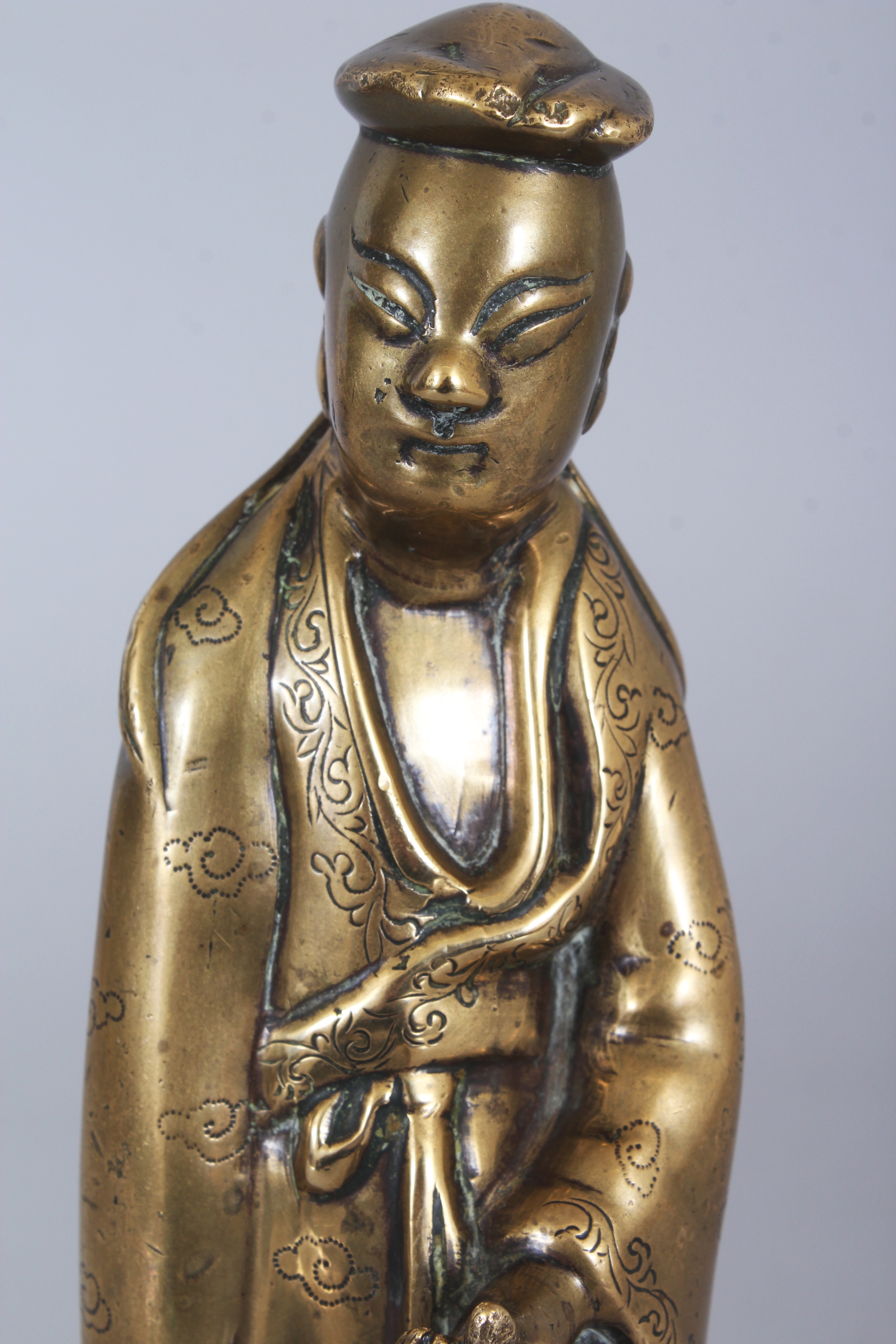 AN 18TH/19TH CENTURY CHINESE POLISHED BRONZE FIGURE OF A STANDING IMMORTAL, the flowing robes with - Image 5 of 7
