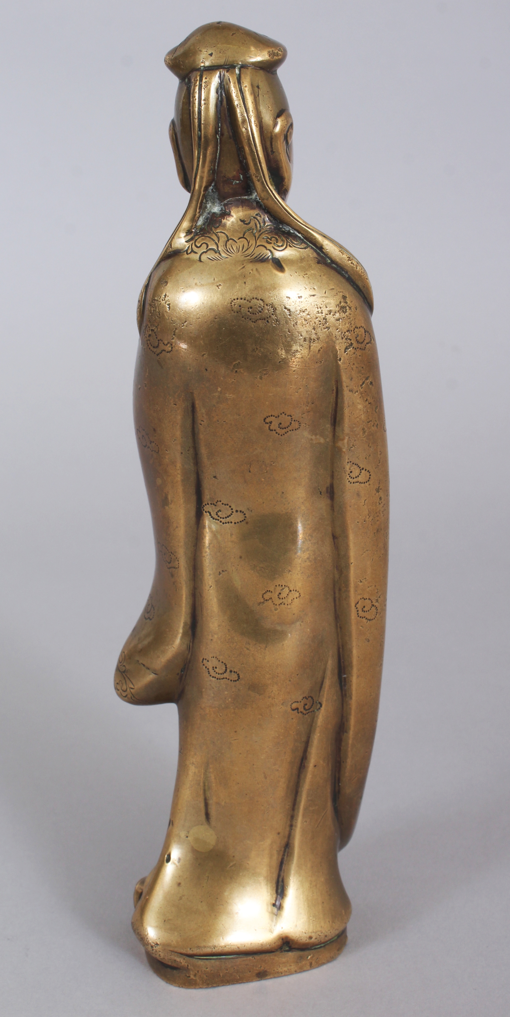 AN 18TH/19TH CENTURY CHINESE POLISHED BRONZE FIGURE OF A STANDING IMMORTAL, the flowing robes with - Image 3 of 7