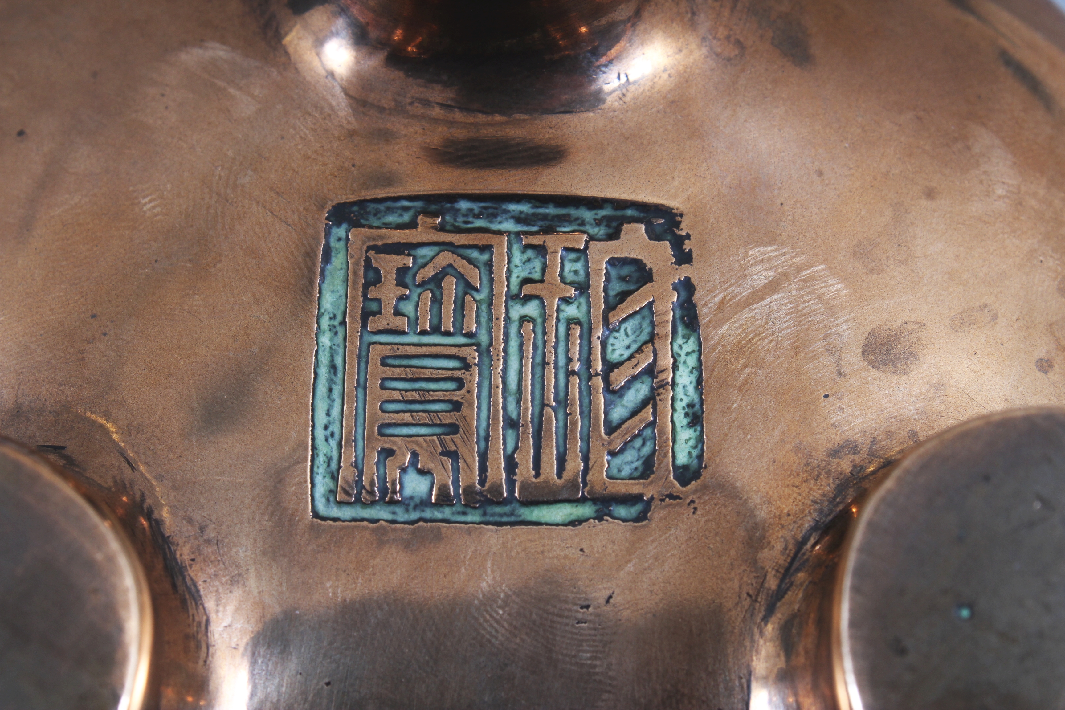 A GOOD 17TH/18TH CENTURY CHINESE POLISHED BRONZE TRIPOD CENSER, weighing approx. 905gm, the base - Image 8 of 8