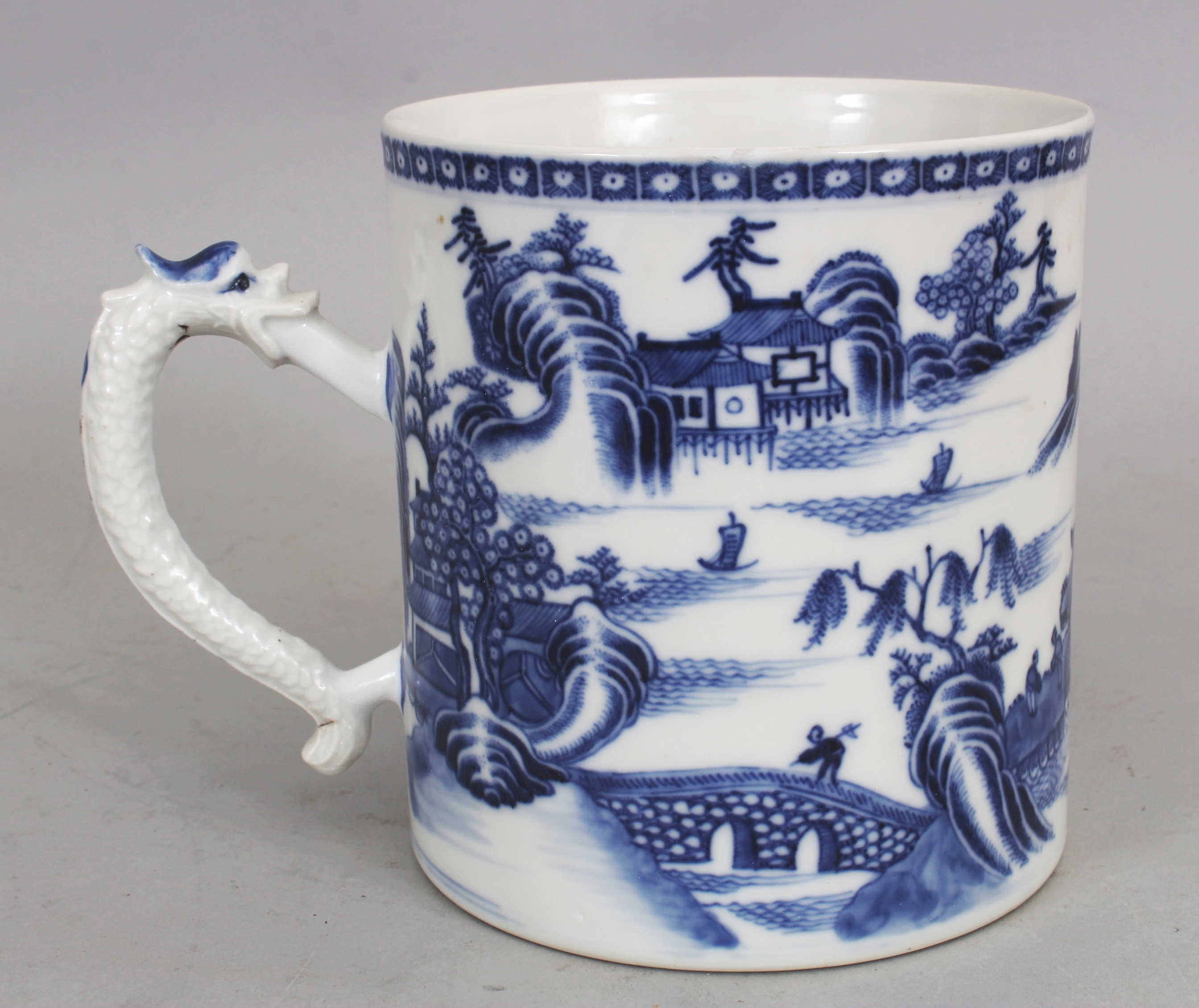AN 18TH CENTURY CHINESE QIANLONG PERIOD BLUE & WHITE PORCELAIN TANKARD, painted with a river - Image 3 of 6