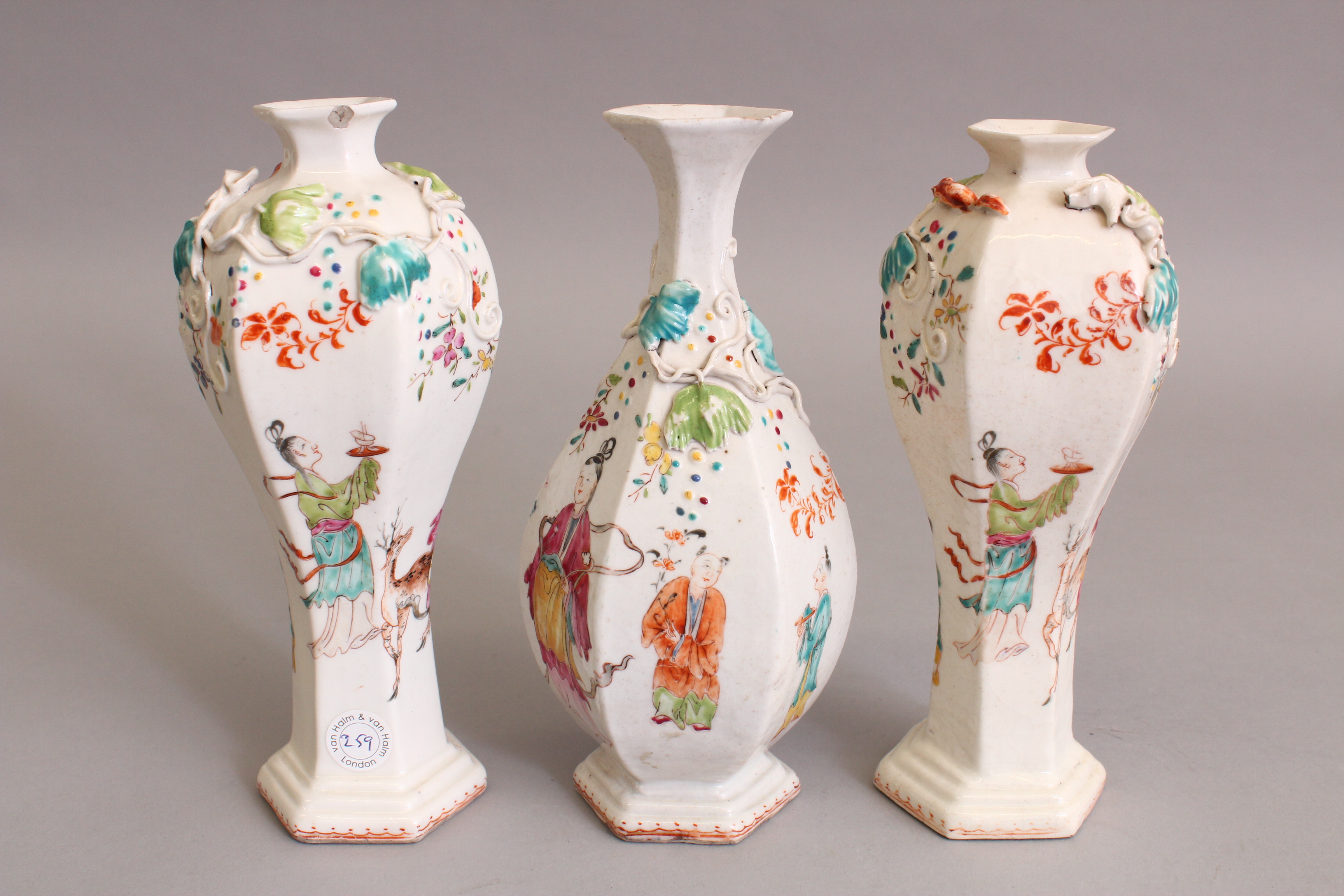 A GOOD 18TH CENTURY CHINESE QIANLONG PERIOD THREE PIECE FAMILLE ROSE MANDARIN SOFT PASTE PORCELAIN - Image 4 of 9