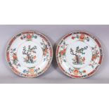 A GOOD PAIR OF CHINESE KANGXI/YONGZHENG PERIOD FAMILLE VERTE PORCELAIN SAUCER DISHES, each painted